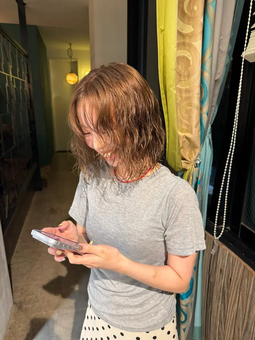 ミディアム カラー パーマ 志柿 虹花のヘアスタイル