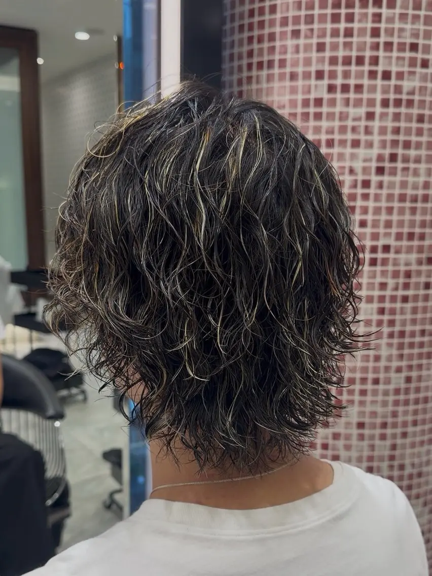 ミディアム メンズ ミディアムパーマ メンズハイライト メンズパーマ ハイライト カット ヘアカラー パーマ トリートメント 💈メンズ特化/ パーマ特化ren🎸のヘアスタイル