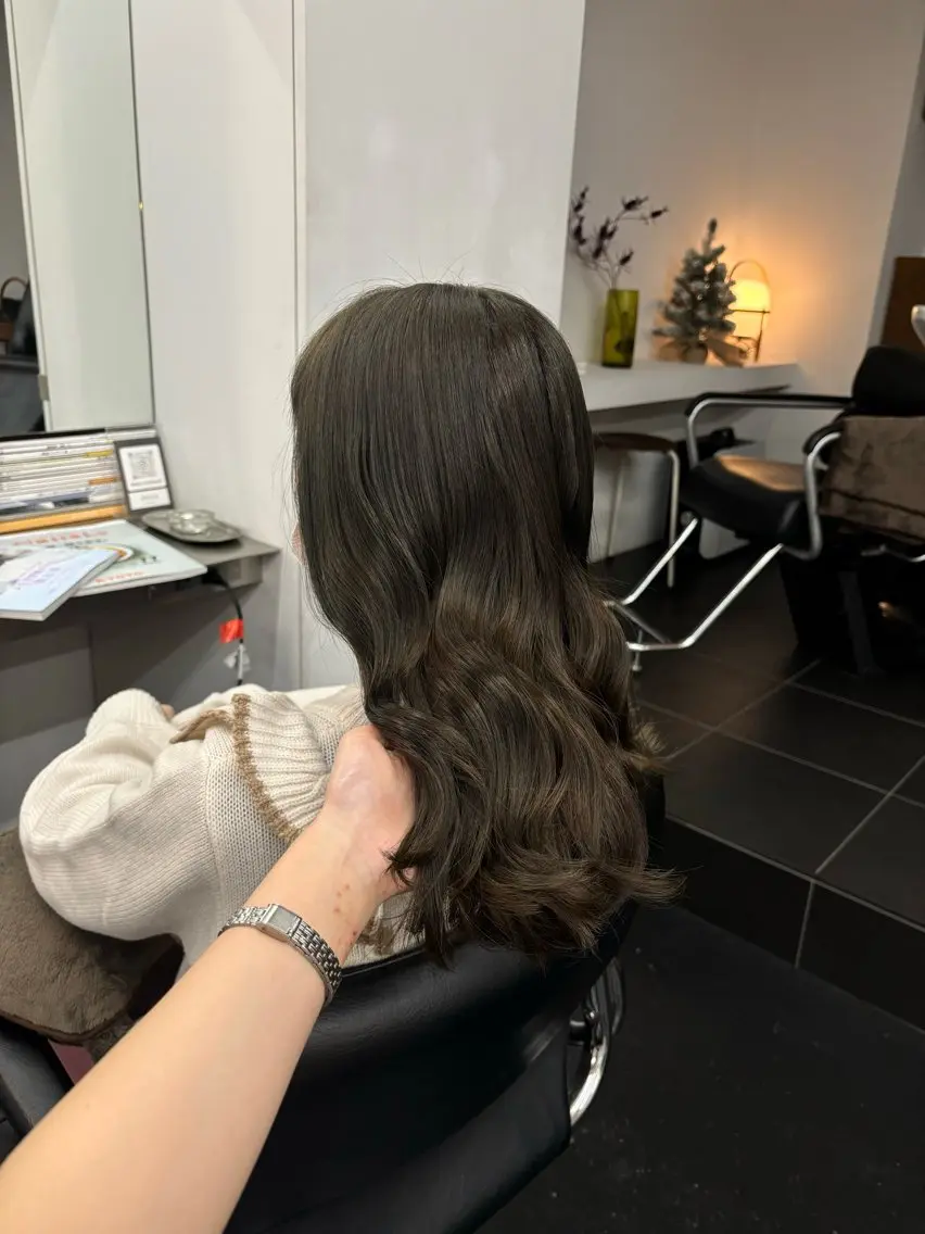 セミロング カラー ベージュカラー オリーブベージュ 【ヤマザキアヤメ】 艶カラー/縮毛矯正のヘアスタイル
