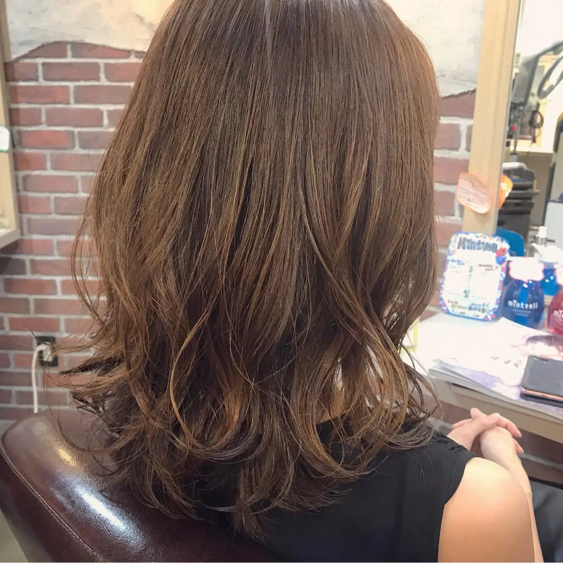 ミディアム カラー ベージュカラー フォギーベージュ カット ヘアカラー レイヤーカット/ 根本瑠実のヘアスタイル