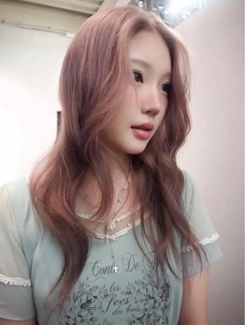 ロング カラー ベージュカラー ブリーチ ハイトーンカラー ピンクカラー ピンクベージュ ヘアカラー 田中 瑠愛のヘアスタイル