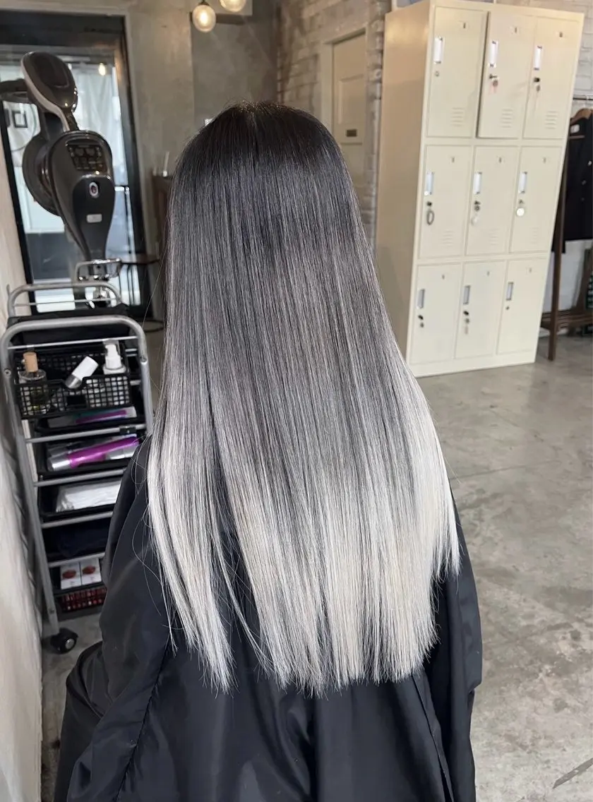 ロング カラー バレイヤージュ シルバー ホワイトシルバー レイヤーカット ヘアカラー トリートメント 指名数No.1 /NAOYAのヘアスタイル