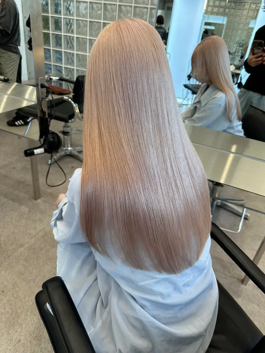 ロング ヘアカラー トリートメント ハイトーン💎 ホワイトベージュ坪谷のヘアスタイル