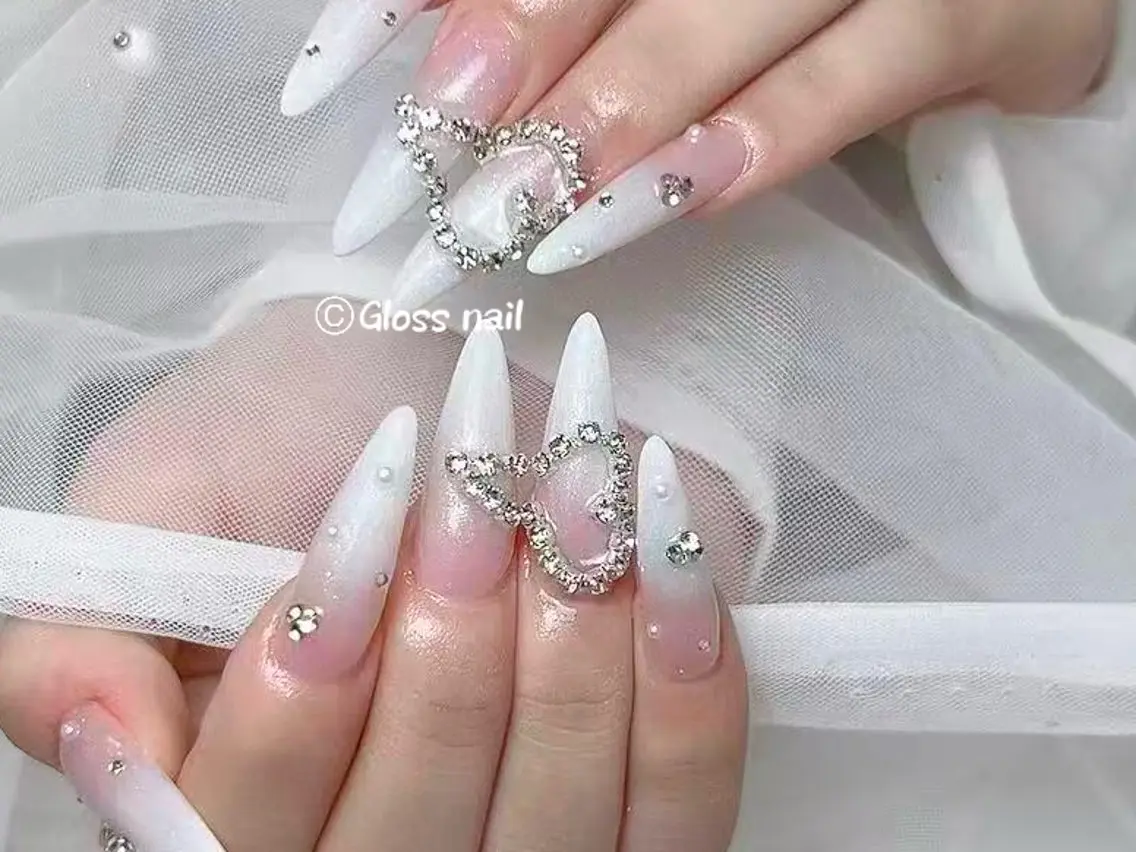 ネイル アヤカ☘️Gloss nailのネイルデザイン