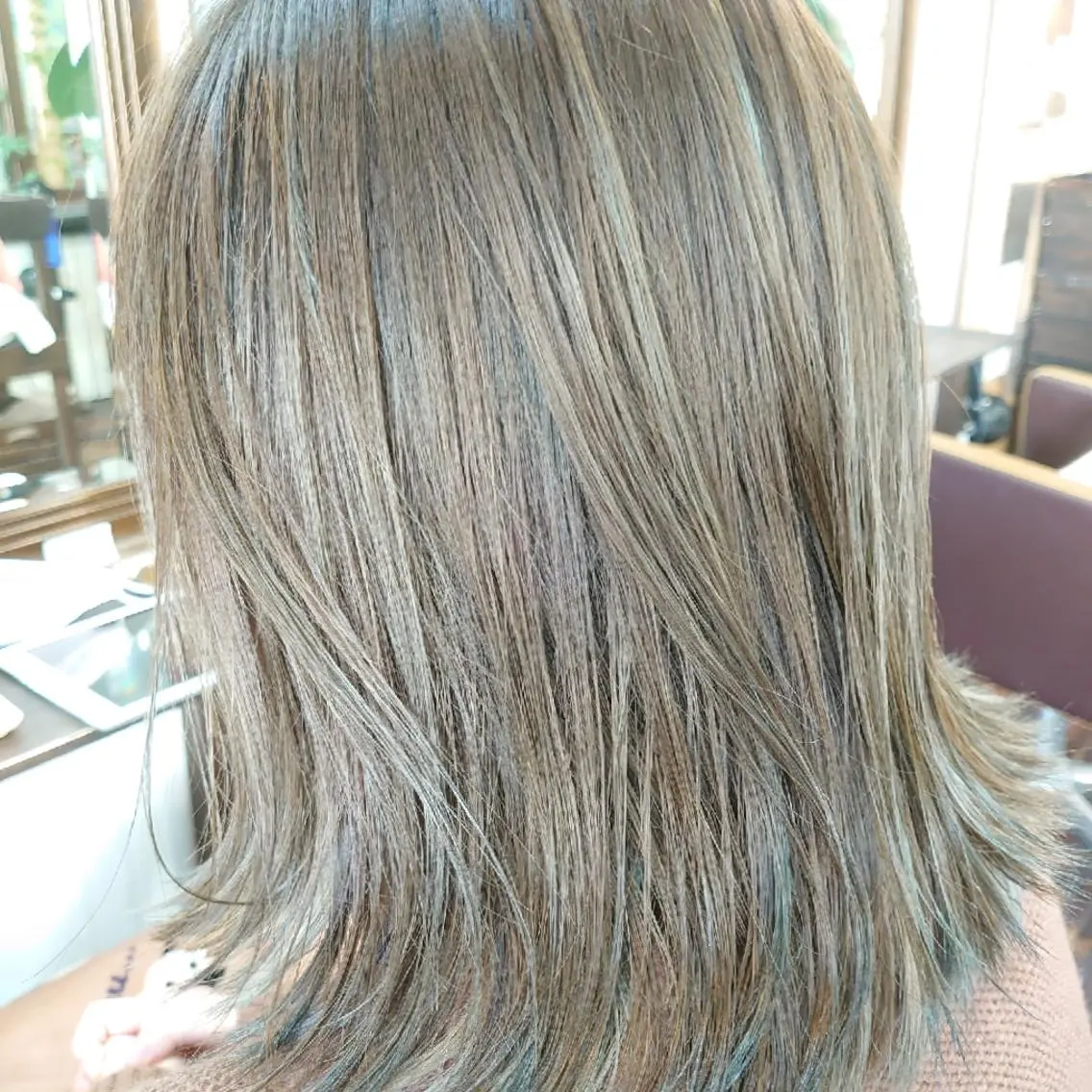 ミディアム カラー アッシュ インナーカラー シルバー 鈴木 隆広のヘアスタイル