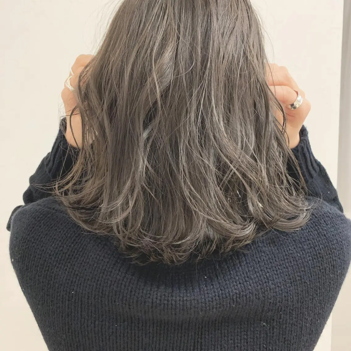 ミディアム カラー マツエク・マツパ ハイトーンボブ 前田 表参道　グレージュのヘアスタイル