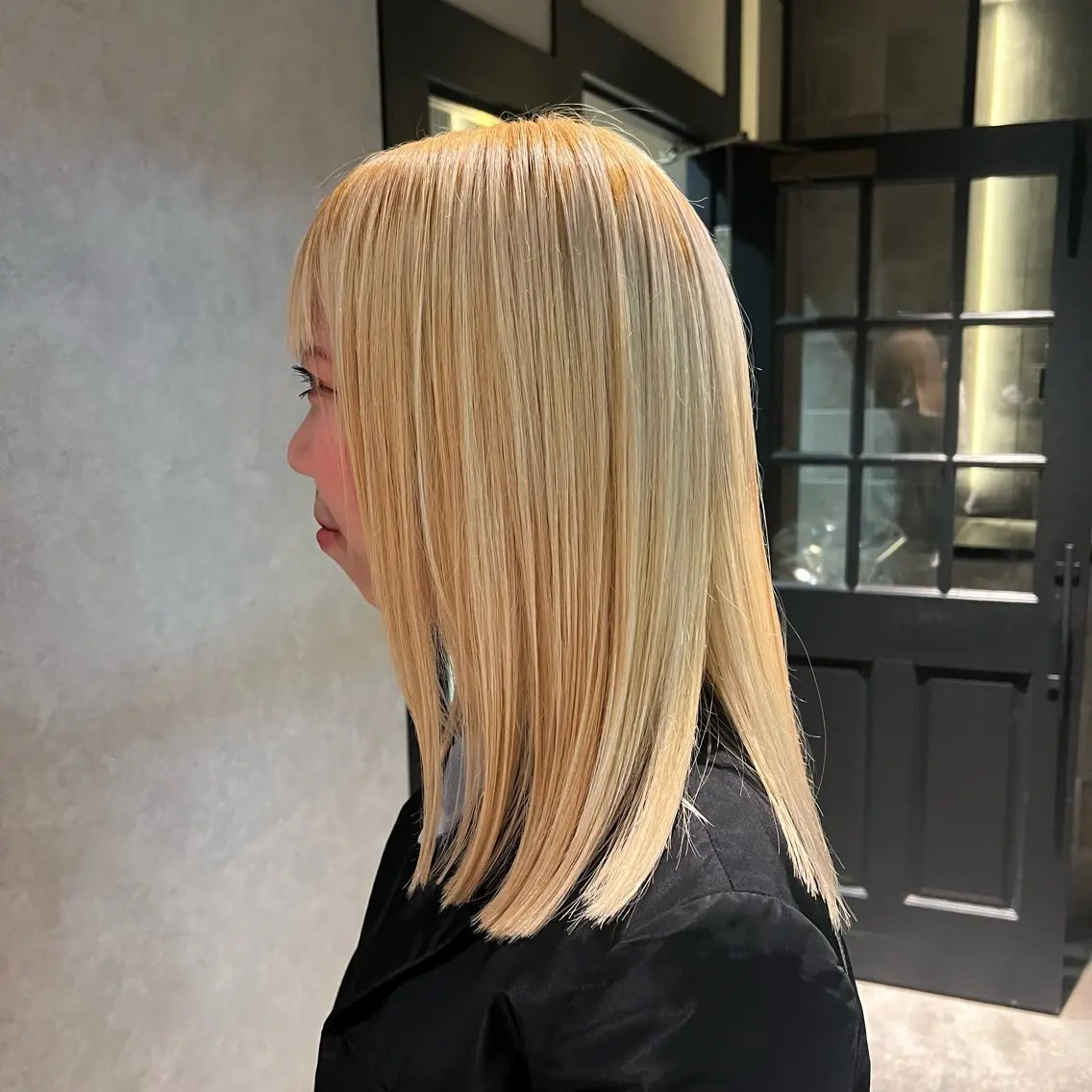 ミディアム カラー ブロンド ホワイトブロンド カット ヘアカラー トリートメント 安岡 稜太のヘアスタイル