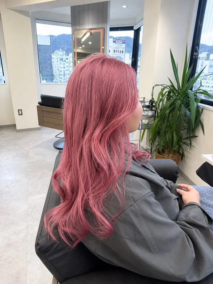 ロング カラー ベージュカラー ブリーチ 透明感カラー ピンクカラー ヘアカラー りおん/オタク/ 推しカラーのヘアスタイル
