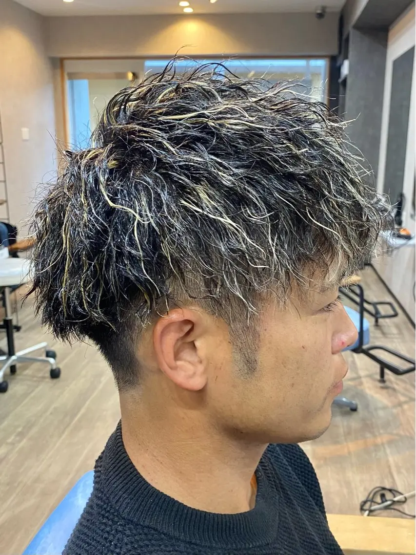ショート カラー パーマ メンズ メンズハイライト メンズパーマ ツイストスパイラルパーマ ハイライトカラー ハイライト カット ヘアカラー 田口 慎士のヘアスタイル