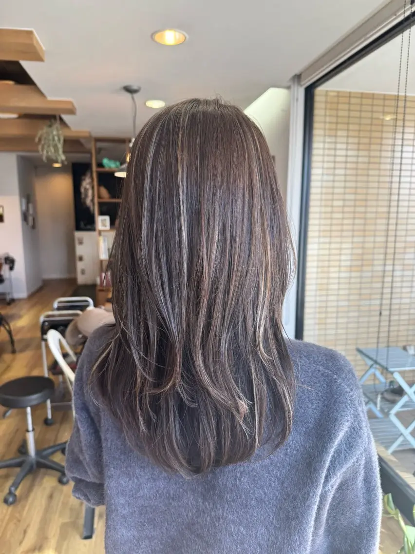 ロング カラー グレージュ ハイライトカラー ハイライト ヘアカラー トリートメント ツキダテ ユイのヘアスタイル
