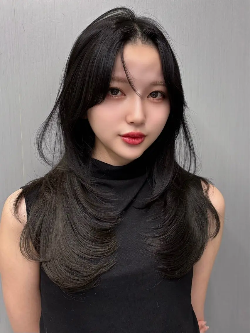 ロング カラー 黒髪 ブルーカラー ブルーブラック 髪質改善 韓国風ヘア カット ヘアカラー トリートメント SHOUHEI 韓国風レイヤーカットのヘアスタイル