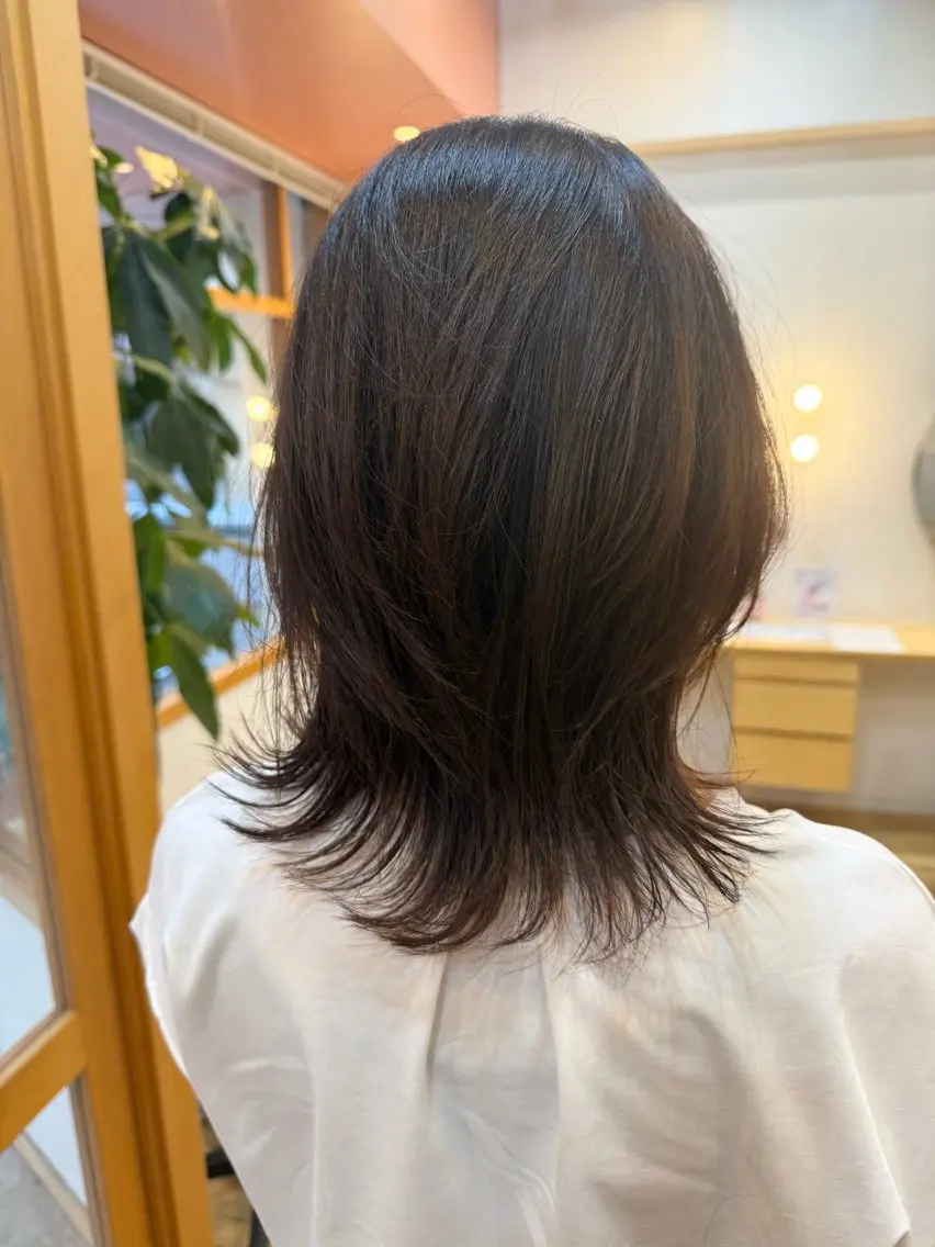 ミディアム ウルフカット 縮毛矯正 髪質改善/ハイライト 白髪ぼかし/艶カラーのヘアスタイル