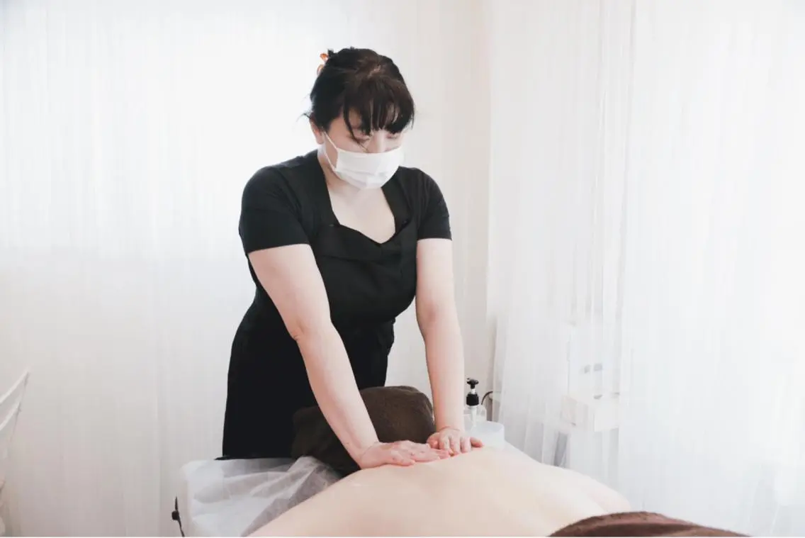 ［新規］［お試し］肩凝り.浅い睡眠.むくみケアにアロマ香る癒しオイルリンパドレナージュ＋頭ツボ60分の写真