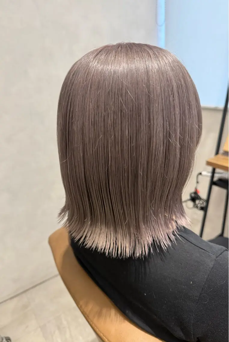 カラー ベージュカラー ブリーチ 透明感カラー ミルクティーベージュ 𝓝𝓞𝓐🌹✨️ ツヤ髪/髪質改善のヘアスタイル