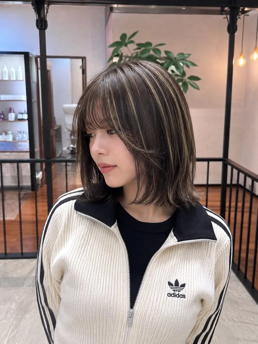 ショート 顔まわりレイヤー 外国人風カラー ハイライト レイヤーカット カット ヘアカラー トリートメント 海外風レイヤーカット 👑店長 平松 由のヘアスタイル