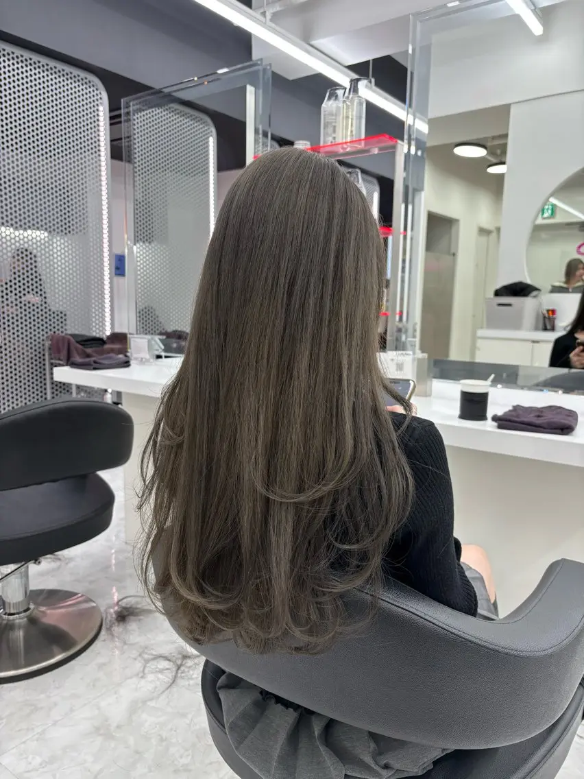 ロング カラー 抜け感レイヤー︴ ニュアンスカラーのヘアスタイル