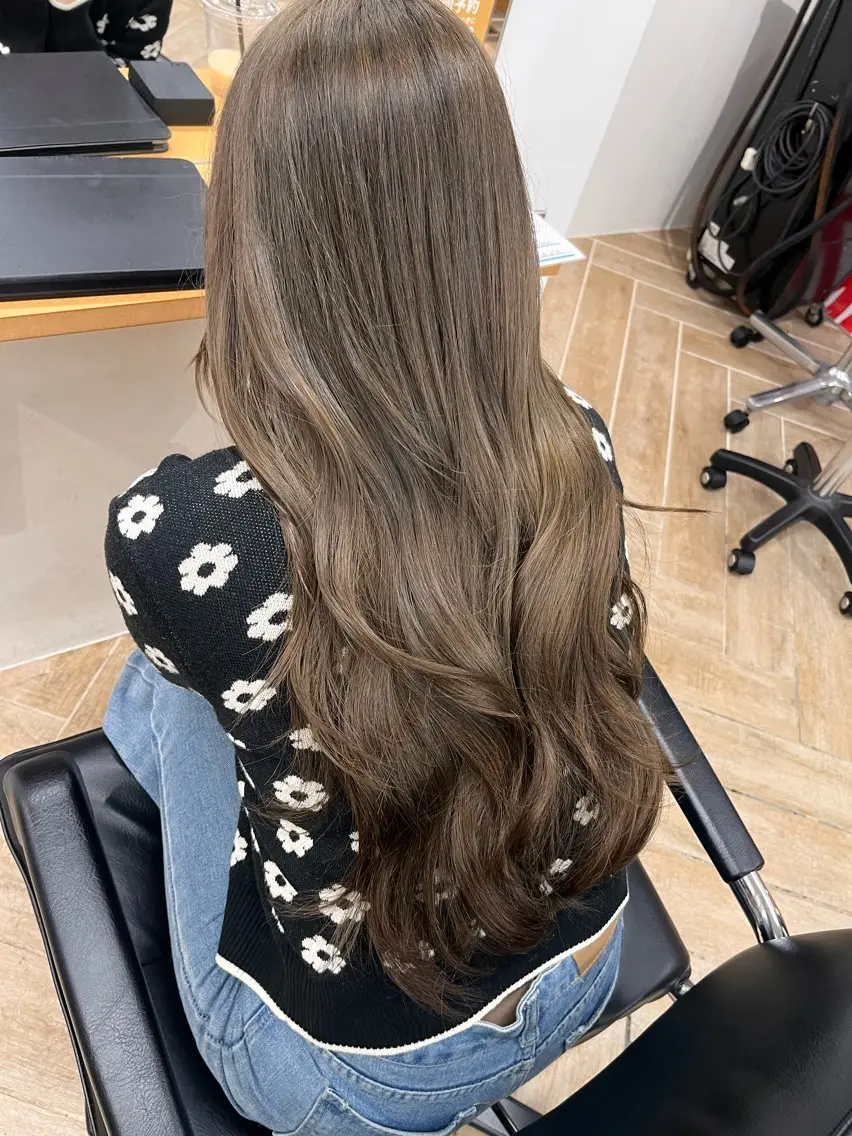ロング カラー グレージュ ミルクティーグレージュ オレンジ 髪質改善 縮毛矯正 ヘアカラー トリートメント 縮毛/パーマ/カラー LUVISM佐藤里咲のヘアスタイル