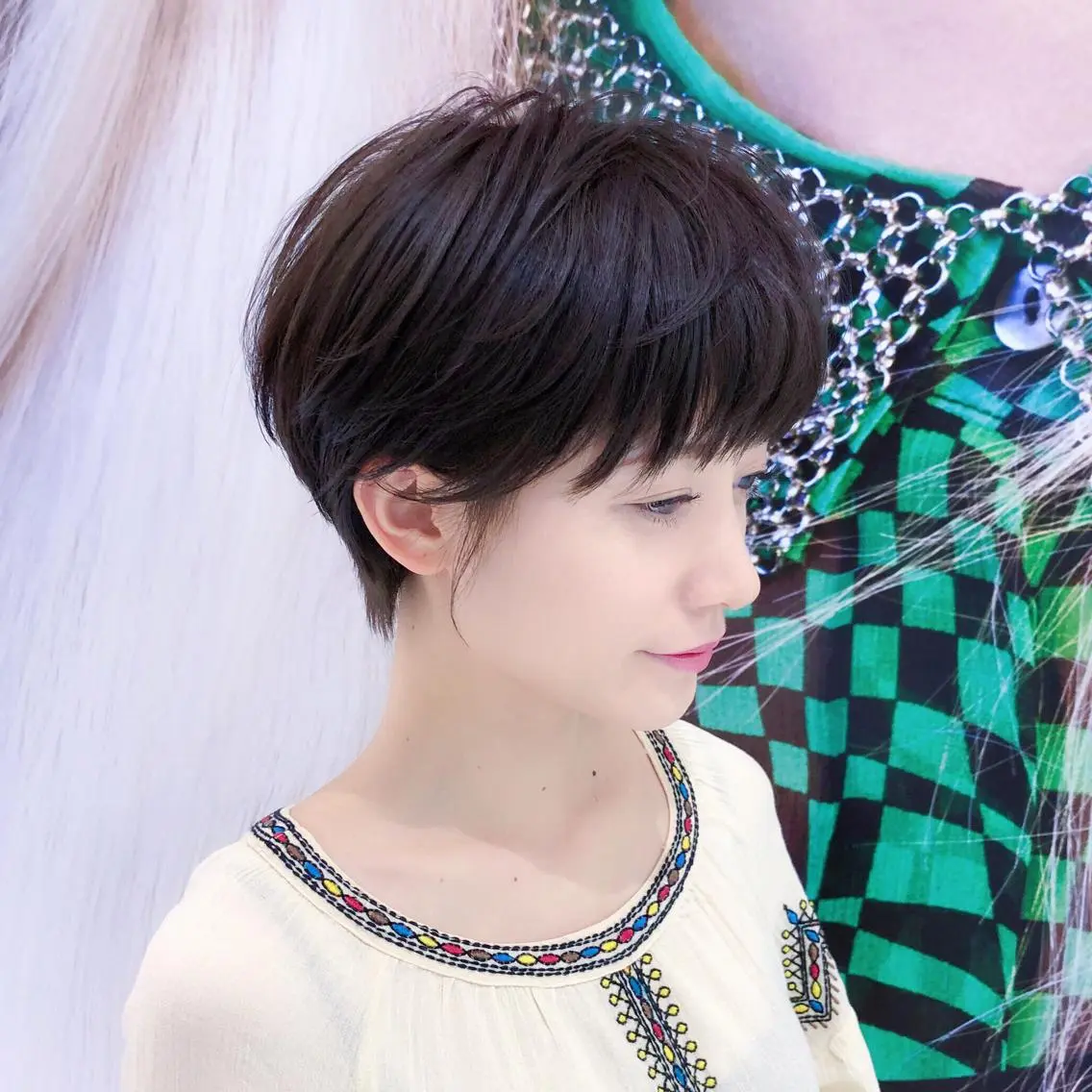 ショート カラー 趙 英来のヘアスタイル