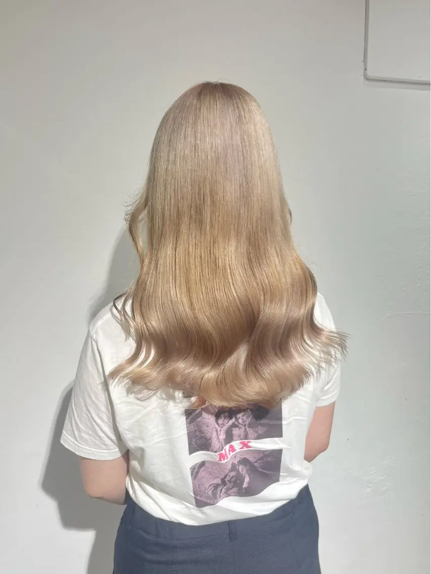 ロング カラー ブロンド ホワイトブロンド allum SAKURAのヘアスタイル