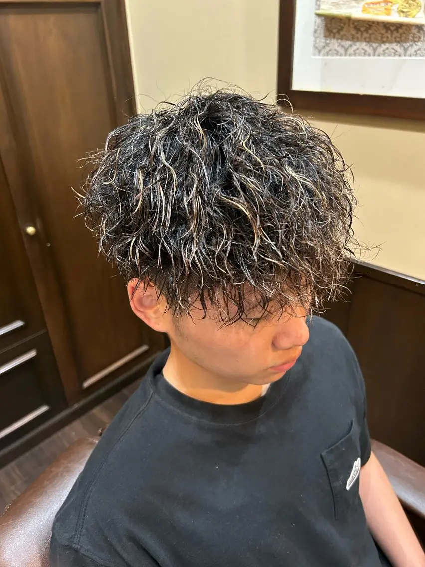カラー ヒロ銀座牛山 友晴のヘアスタイル