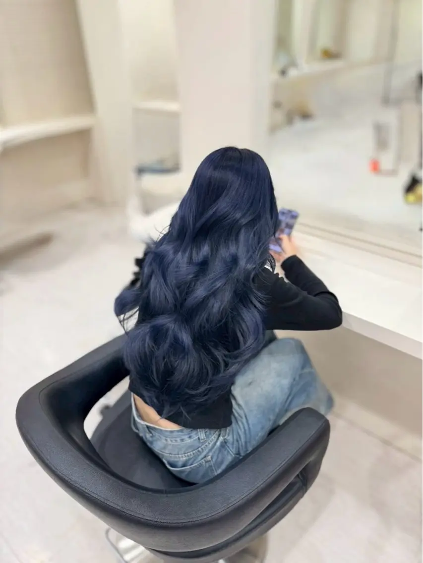 ロング カラー 黒髪 ブリーチ ブルーカラー ブルーブラック 透明感カラー カット ヘアカラー トリートメント ヘッドスパ ハイトーン/ホワイト /ブルー/りくとのヘアスタイル