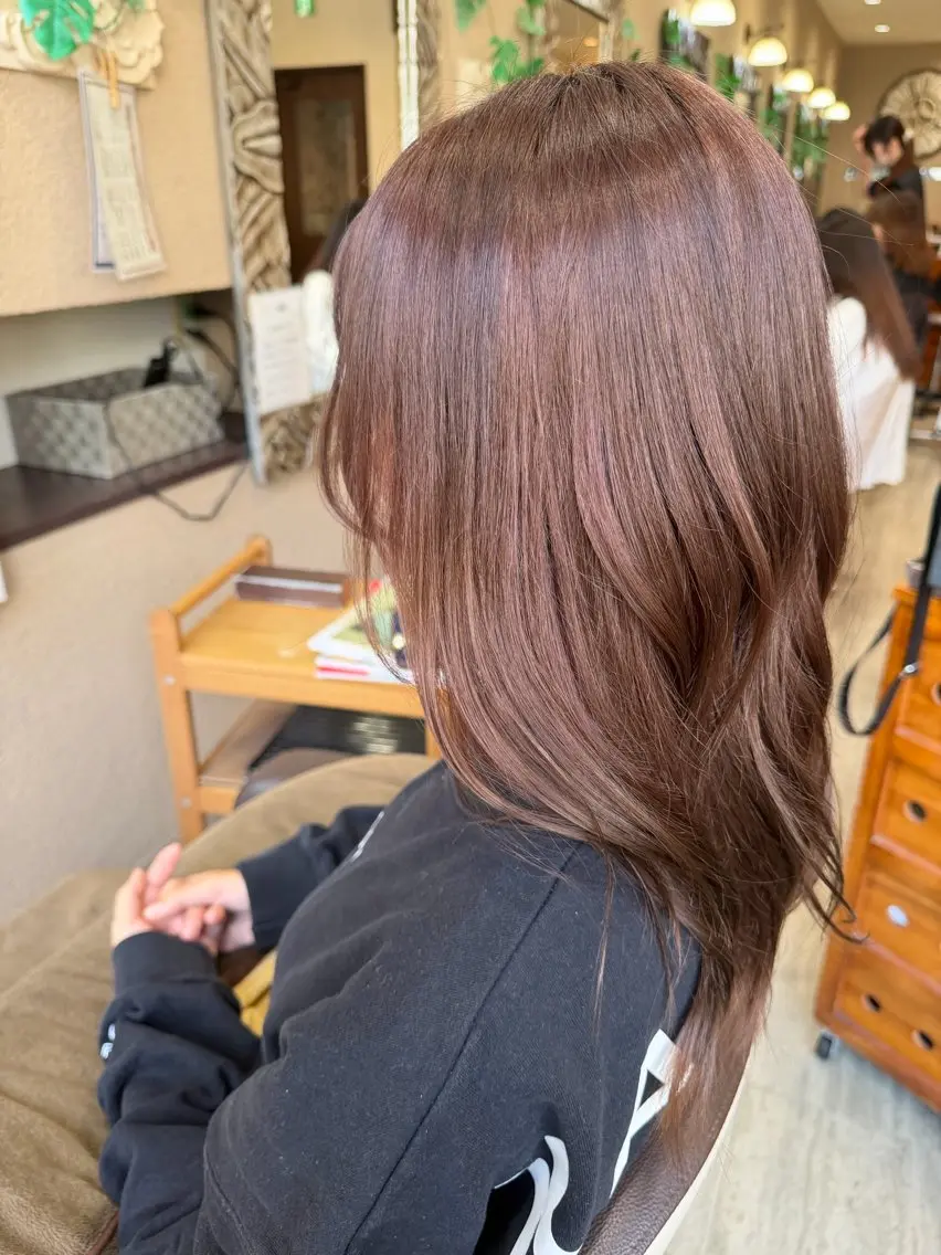 ロング カラー ブリーチ ブラウンカラー カシス 透明感カラー ナチュラルブラウン ヘアカラー トリートメント 勘場 万菜華のヘアスタイル