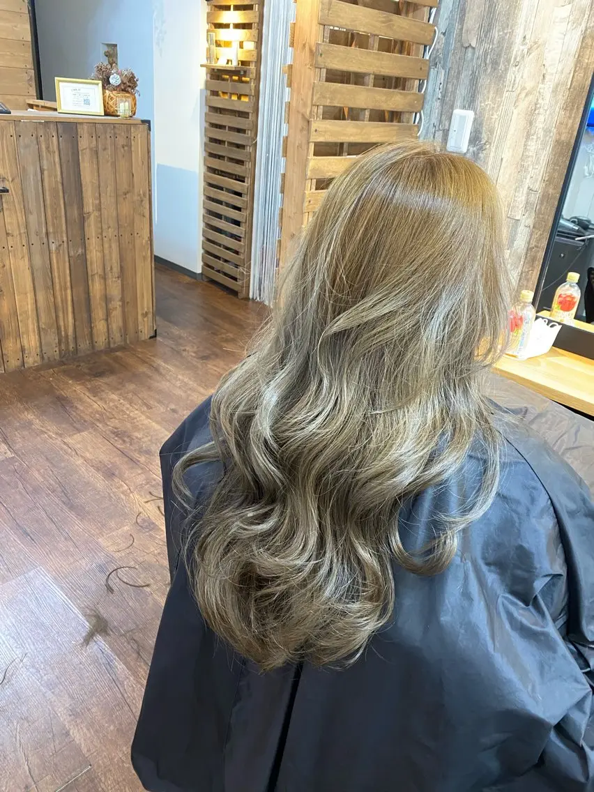 ロング カラー ブリーチ グレージュ レイヤーカット カット ヘアカラー トリートメント Luzir⭐︎ GEN⭐︎のヘアスタイル