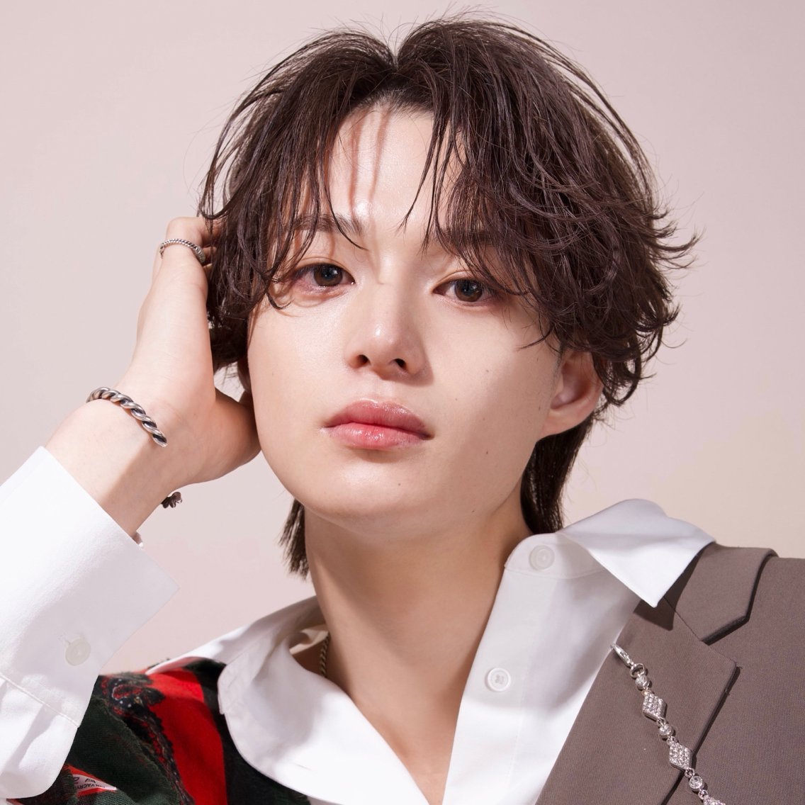 ミディアム カラー パーマ ヘアアレンジ メンズ ミディアムパーマ センターパート メンズ韓国風 メンズパーマ メンズウルフカット 柴﨑 悠利 天神 メンズカットのヘアスタイル