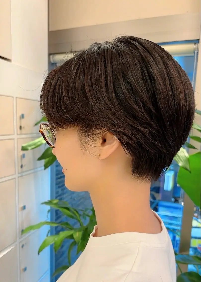 ショート カット 小林 巧実 / ショートボブ顔周りのヘアスタイル