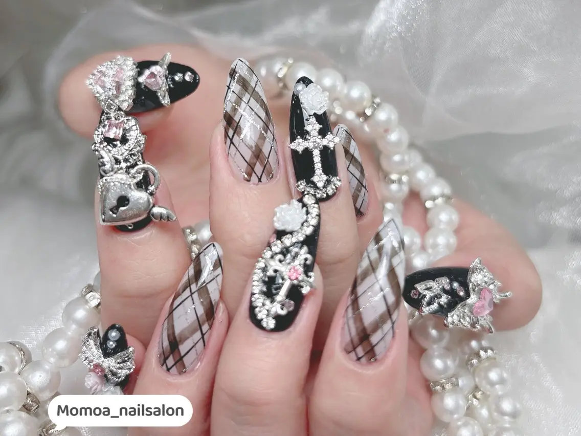 ネイル キラキラネイル 韓国ネイル スカルプネイル ハンドネイル MoMoA Nail ネイル長さ出し専門店のネイルデザイン