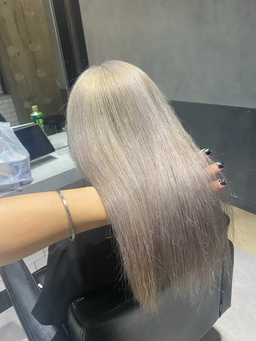 ロング カラー シルバー ホワイトシルバー ハイトーンエフェクト ブリーチいち丸のヘアスタイル