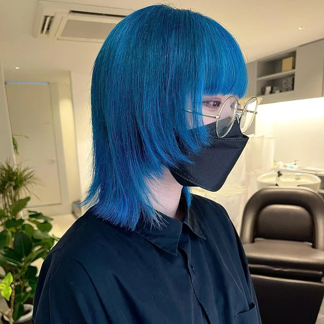 ミディアム カラー ブリーチ ブルーカラー ハイトーンカラー ウルフカット RAIMA ケアハイトーンのヘアスタイル