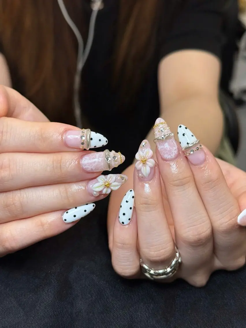 ネイル ドット フラワーネイル ガーリー キラキラネイル レース Iconic Nailのネイルデザイン