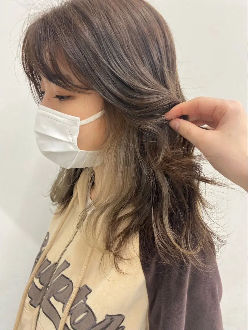 セミロング カラー ブリーチ イヤリングカラー ブリーチカラー 安田海音のヘアスタイル