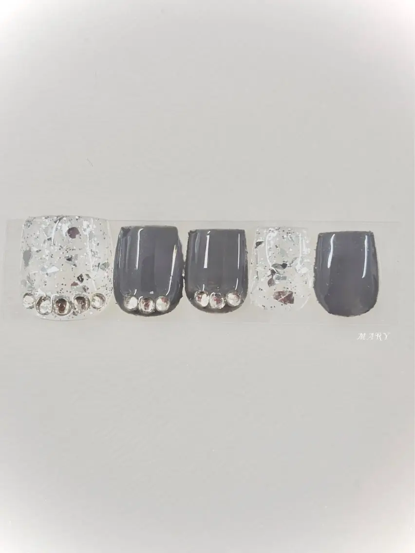 ネイル フットネイル キラキラネイル ニュアンスネイル シルバー 夏ネイル フットネイル Mary nail .narumiのネイルデザイン