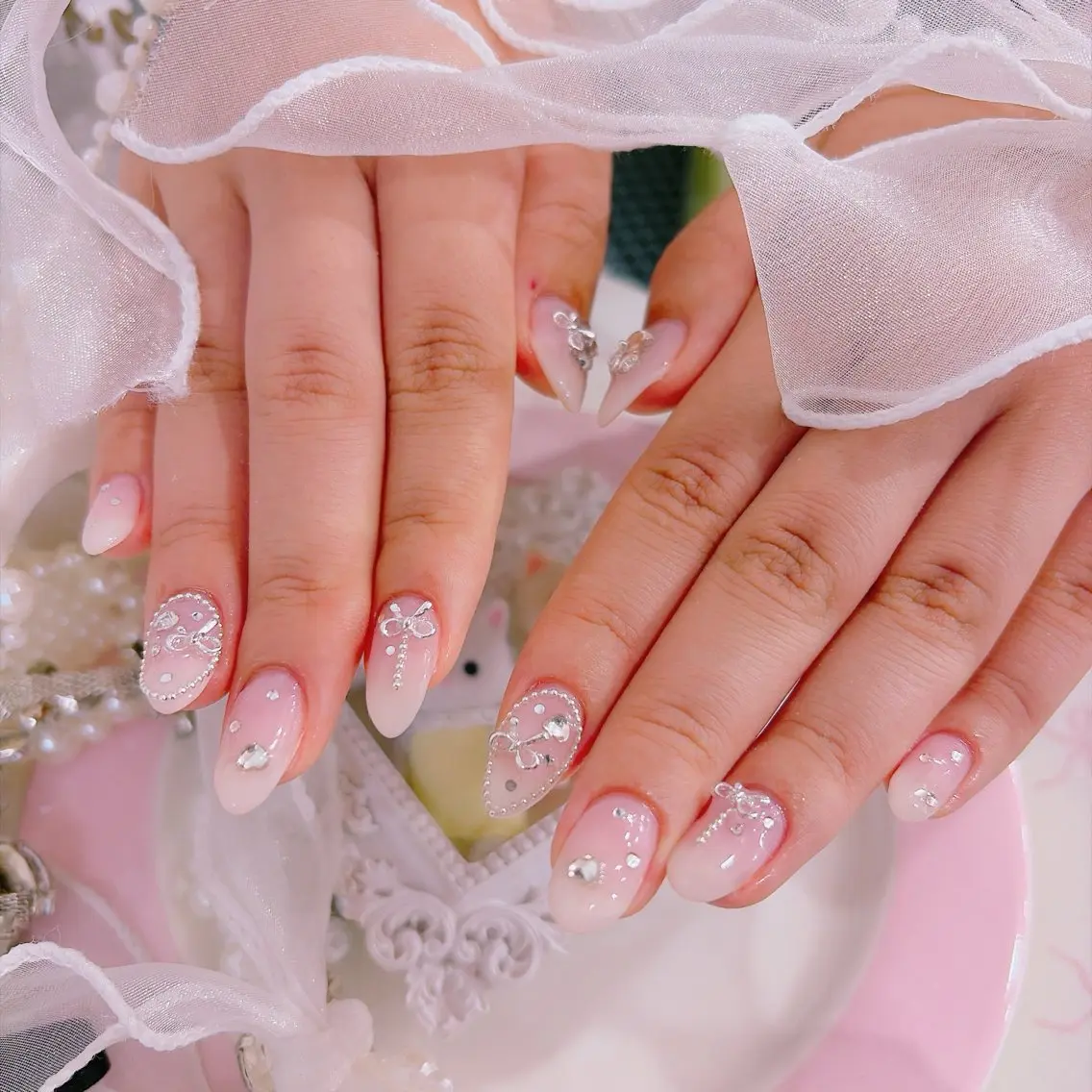 ネイル ガーリー リボン ストーンネイル ハンドネイル Yveil  横浜店 Ayanaのネイルデザイン