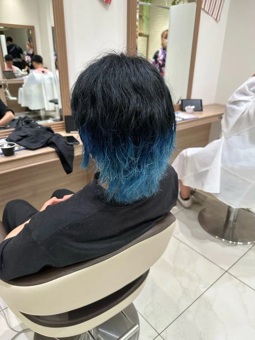 ミディアム カラー メンズ メンズウルフカット ブルーカラー ブルージュ グラデーションカラー ウルフカット カット ヘアカラー 渡邉 理央のヘアスタイル