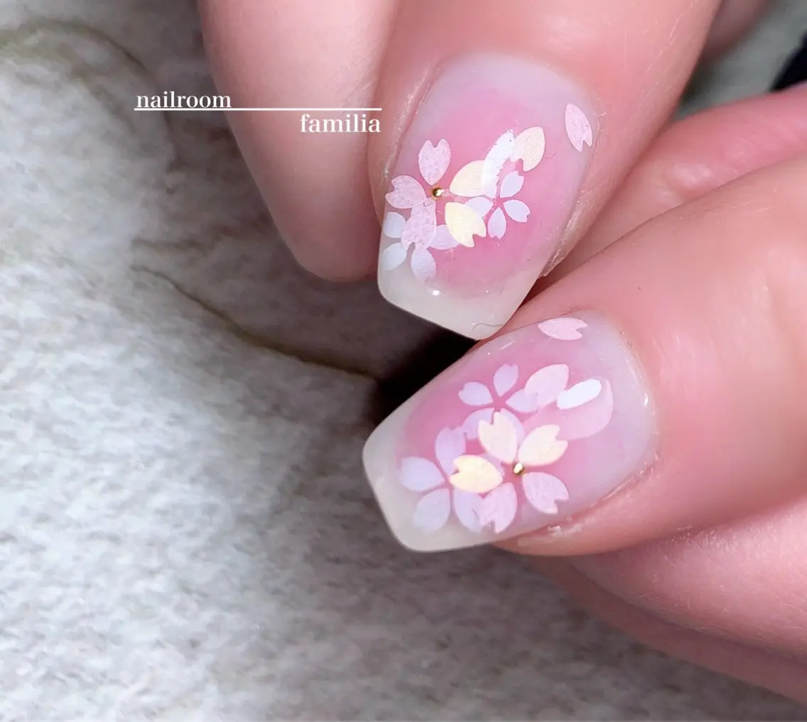 ネイル チークネイル 桜ネイル ホログラムネイル ハンドネイル -nailroom- familiaのネイルデザイン
