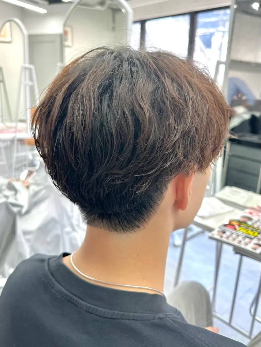 メンズ メンズブリーチ センターパート メンズパーマ 岐津公太 メンズ縮毛矯正のプロのヘアスタイル