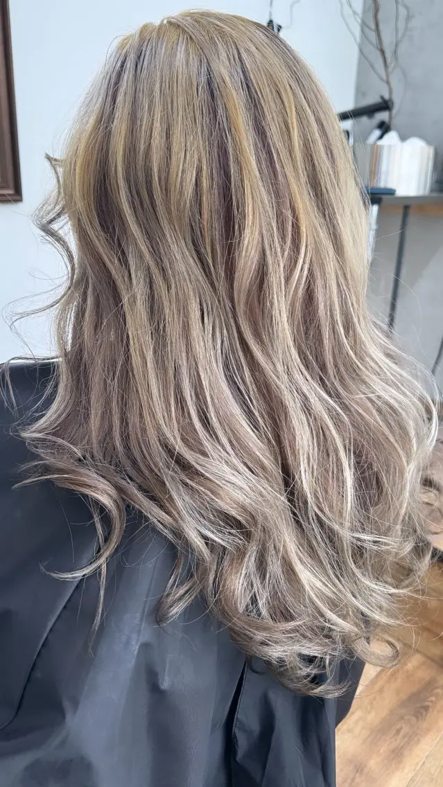 ロング カラー バレイヤージュ レイヤーカット 椎葉 祐也のヘアスタイル