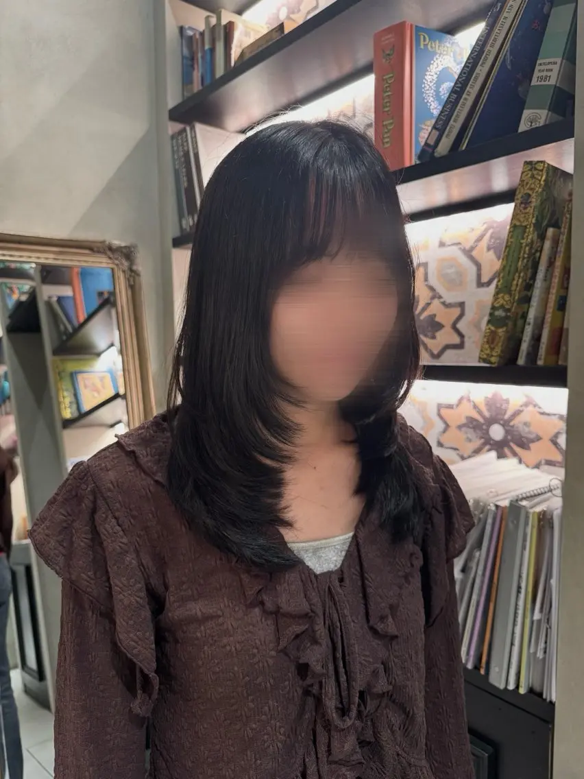 ミディアム レイヤーカット カット ヘアカラー SAYA NEWTONのヘアスタイル