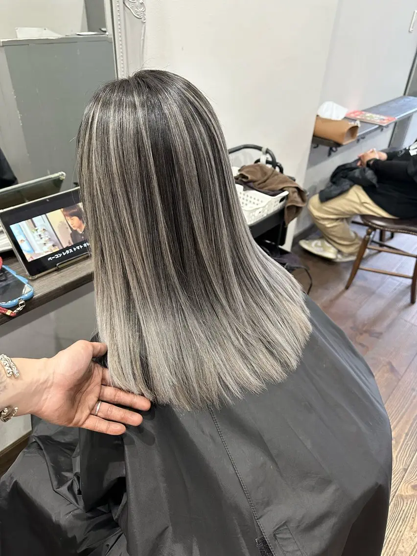 セミロング レイヤーカット ヘアカラー バレイヤージュ 隅中秀弥のヘアスタイル