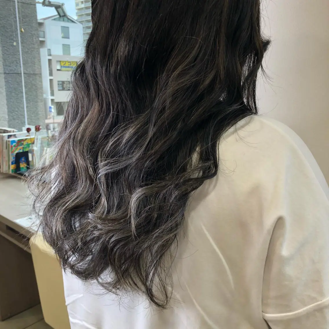 ロング カラー グレージュ ハイライトカラー ハイライト ヘアカラー トリートメント 松佐 ゆかりのヘアスタイル