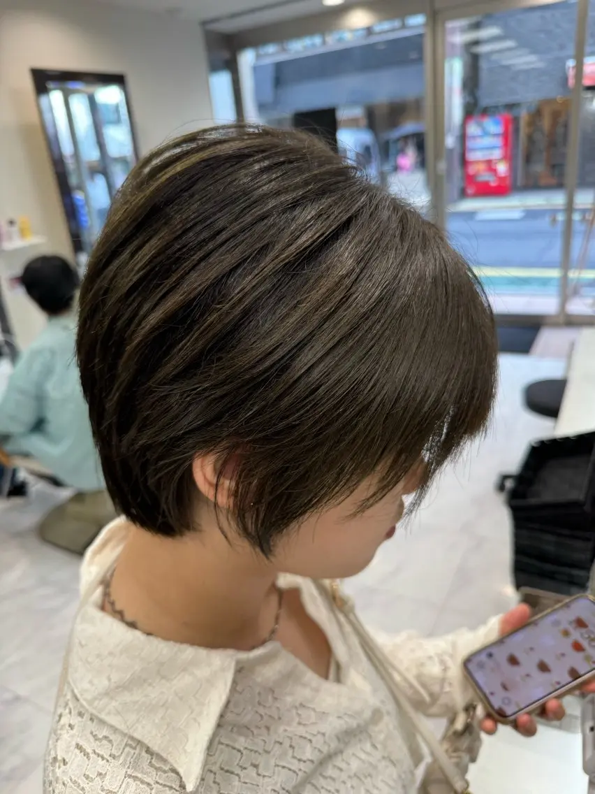 ショート カラー ヘアアレンジ 切りっぱなしボブ 前下がりボブ ブリーチ ブラウンカラー 透明感カラー カット ヘアカラー トリートメント 目黒 碧人のヘアスタイル