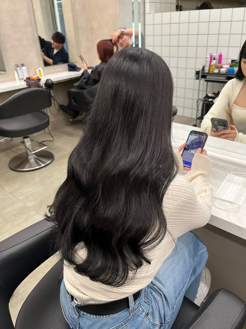 ロング 寒色/ベージュヘア ブリーチありMiOのヘアスタイル