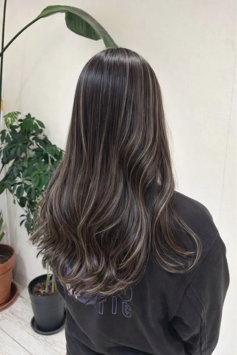 ロング ハイライト カット ヘアカラー 安藤 ひなたのヘアスタイル