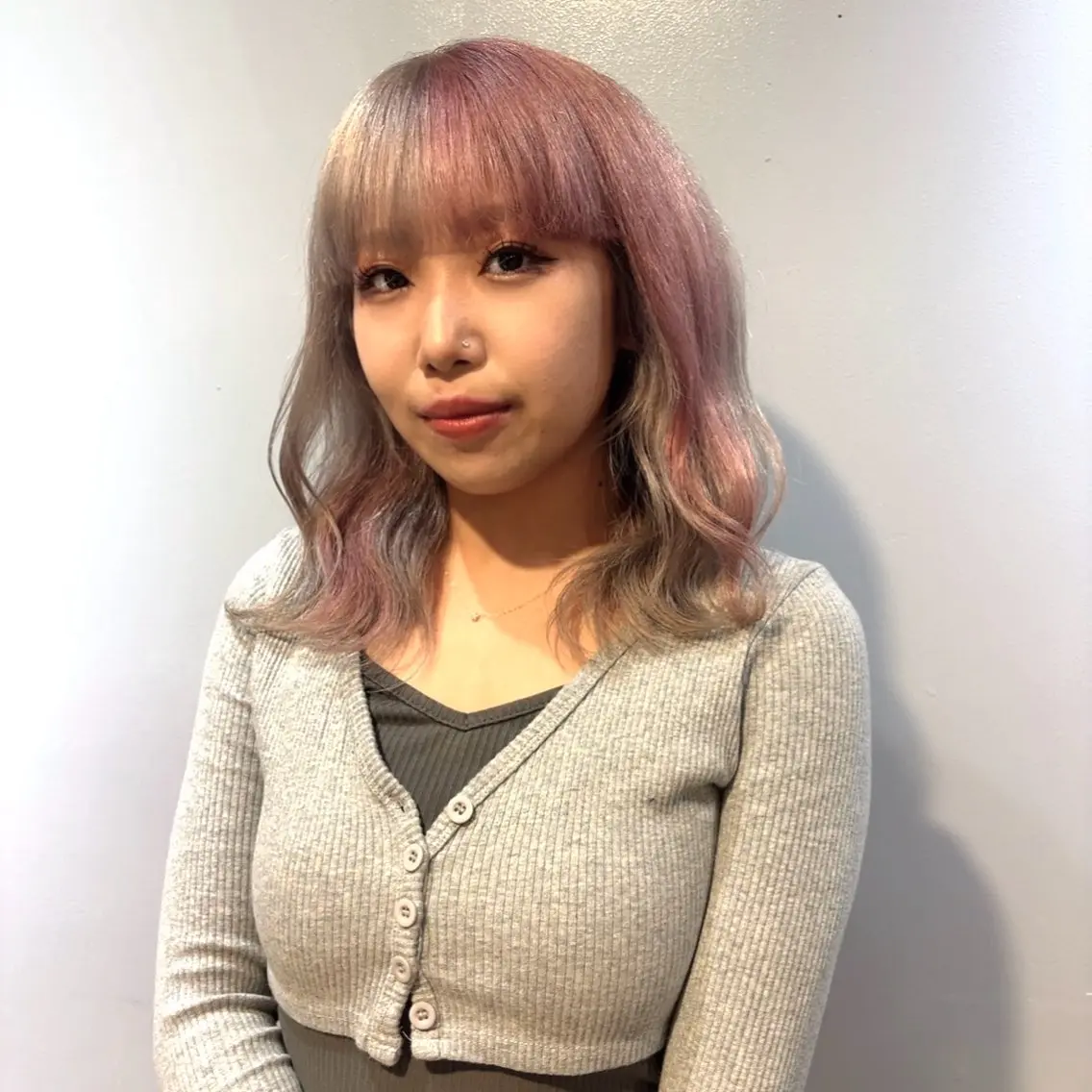 ミディアム カラー デザインカラー グレージュ ピンクカラー ホワイトピンク ヘアカラー ブリーチなしベージュ カラー✨Takeのヘアスタイル
