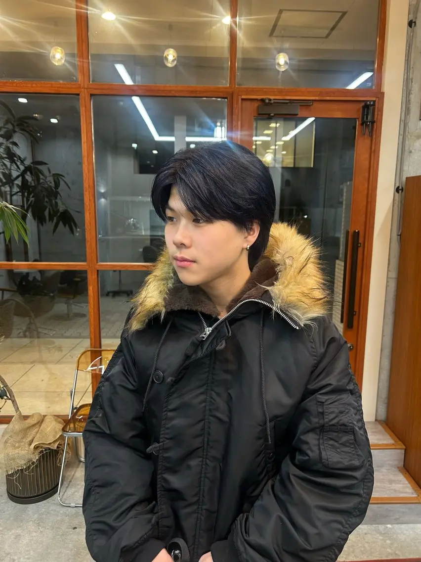 ショート カラー メンズ メンズブリーチ センターパート 黒髪 ブリーチ ブルーカラー 顔周りレイヤー/ ふわあいりのヘアスタイル