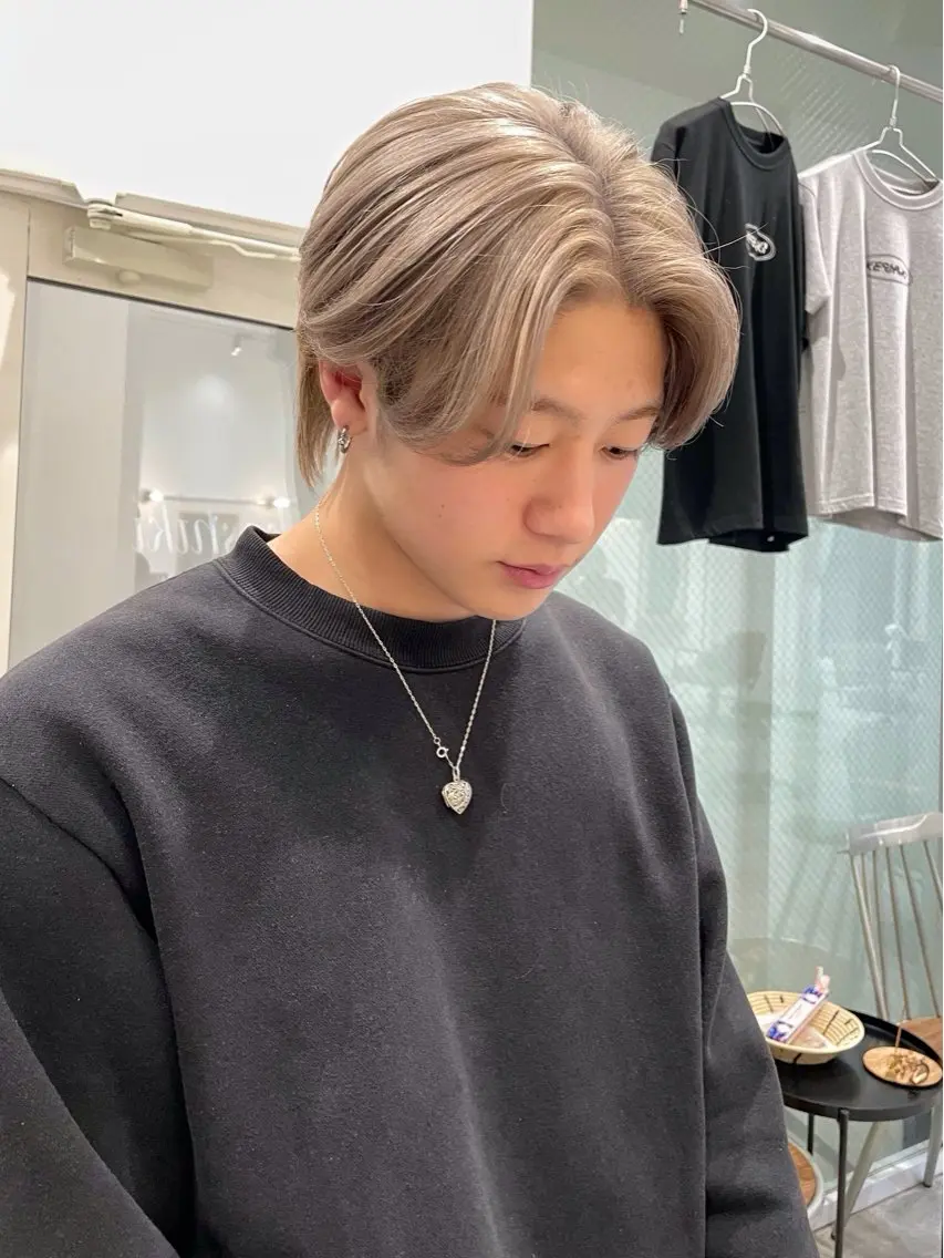 ショート カラー メンズ センターパート ベージュカラー ミルクティーベージュ カット ヘアカラー keshiki 大名のヘアスタイル