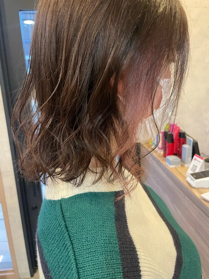 ミディアム カラー ヘアアレンジ ベージュカラー ピンクカラー シルバー 外ハネヘア 骨格似合わせカット✨ 林 まどかのヘアスタイル